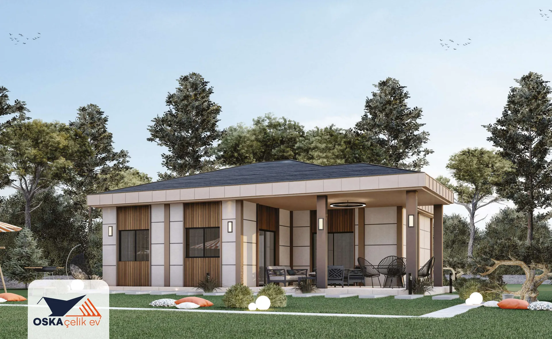 Ağaçlarla çevrili çim bahçede, açık renk cephe panelleri ve ahşap çıtalı bölümlere, koyu renkli kırma çatıya sahip tek katlı modern modüler ev; sağ tarafta sütunlu örtülü veranda ve oturma grubu.