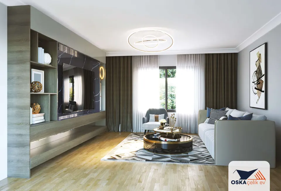 Parke zeminli salonda ahşap desenli raflı TV duvarı, koyu mermer desenli panel, gri üçlü koltuk, berjer, yuvarlak orta sehpa, geometrik desenli halı ve tavanda halka avize.