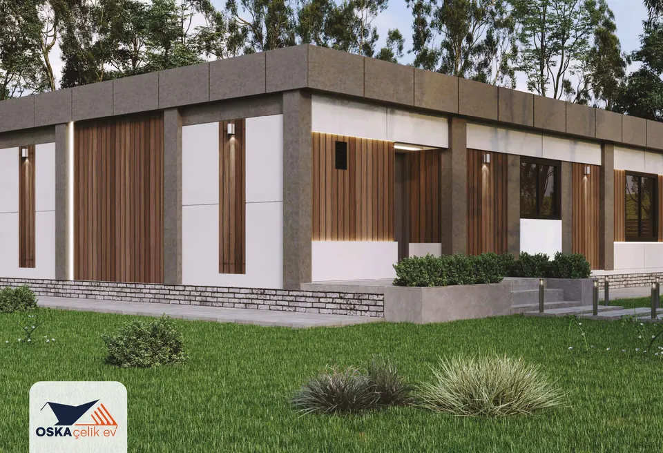 Tek katlı modüler evin köşeden görünen cephesi; dikey ahşap kaplamalar, duvar aplikleri, basamaklı giriş bölümü, çalılık bulunan yükseltilmiş jardinyer ve çim bahçe