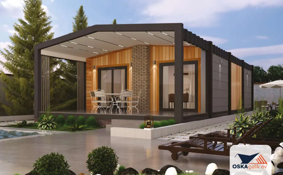 Gün ışığında 90 m² tek katlı modüler çelik evin dış cephe görseli: antrasit çerçeve, dikey ahşap kaplama, tuğla duvar, cam kapılar ve yemek masalı teras; bahçede havuz ve şezlonglar.