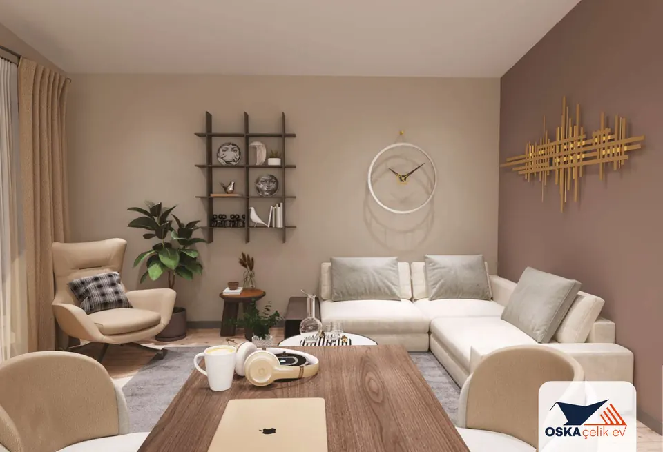 Salon oturma alanı render görseli: krem köşe koltuk takımı, krem berjer, saksı bitkisi, açık duvar rafı, duvar saati ve altın renkli metal duvar süsü; ön planda ahşap masa ve sandalyeler.