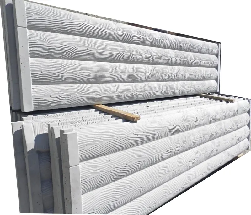 Üst üste istiflenmiş, yüzeyi ahşap damarını ve kütük görünümünü taklit eden açık gri beton çit panelleri